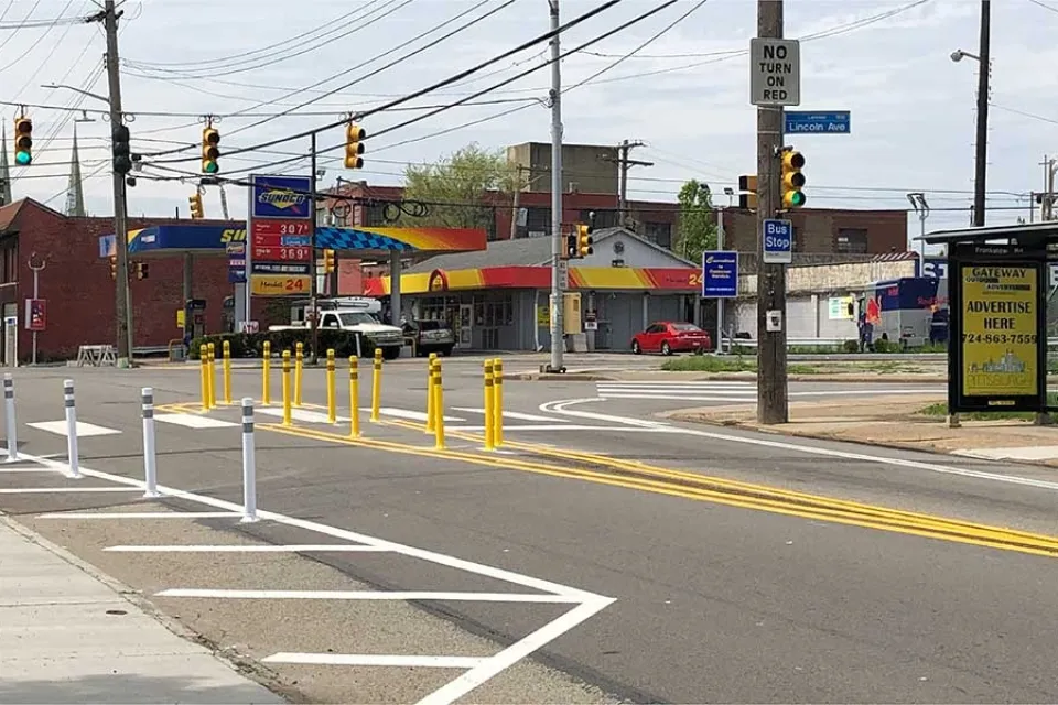Intersection in Pittsburgh, PA with pedestrian bumpouts and delineators.
